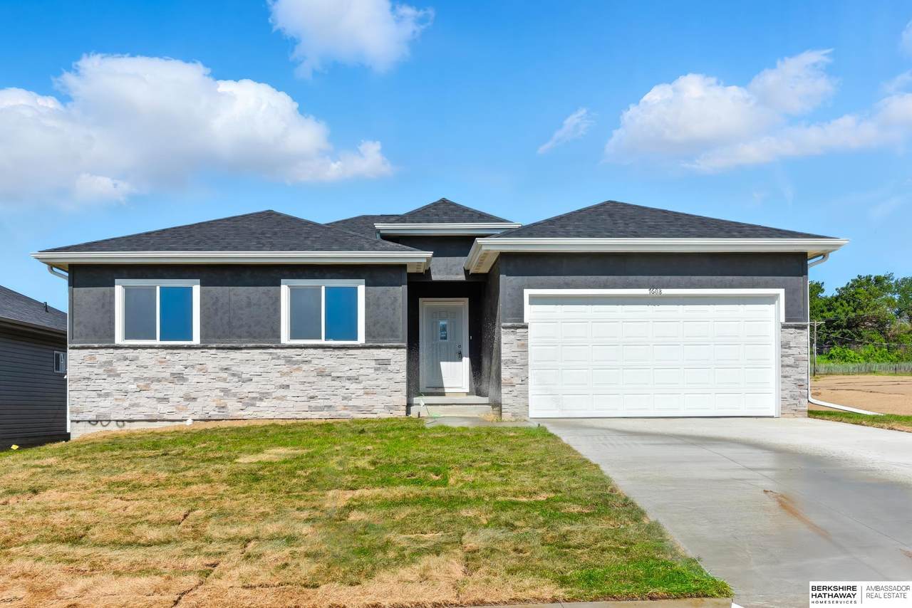 7608 33 Avenue - Photo 1