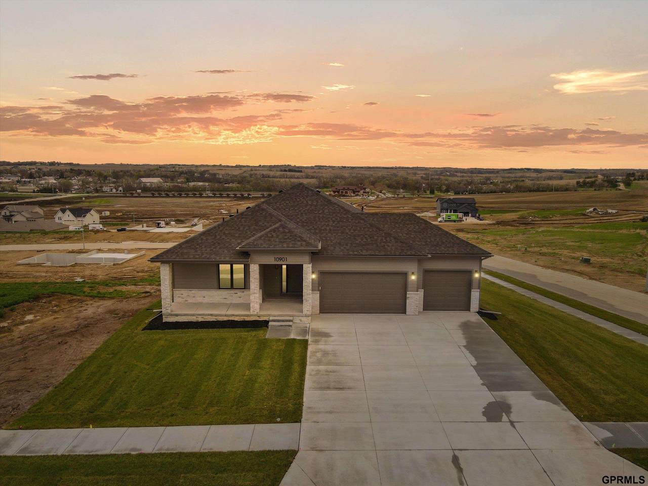 10901 161 Street - Photo 1