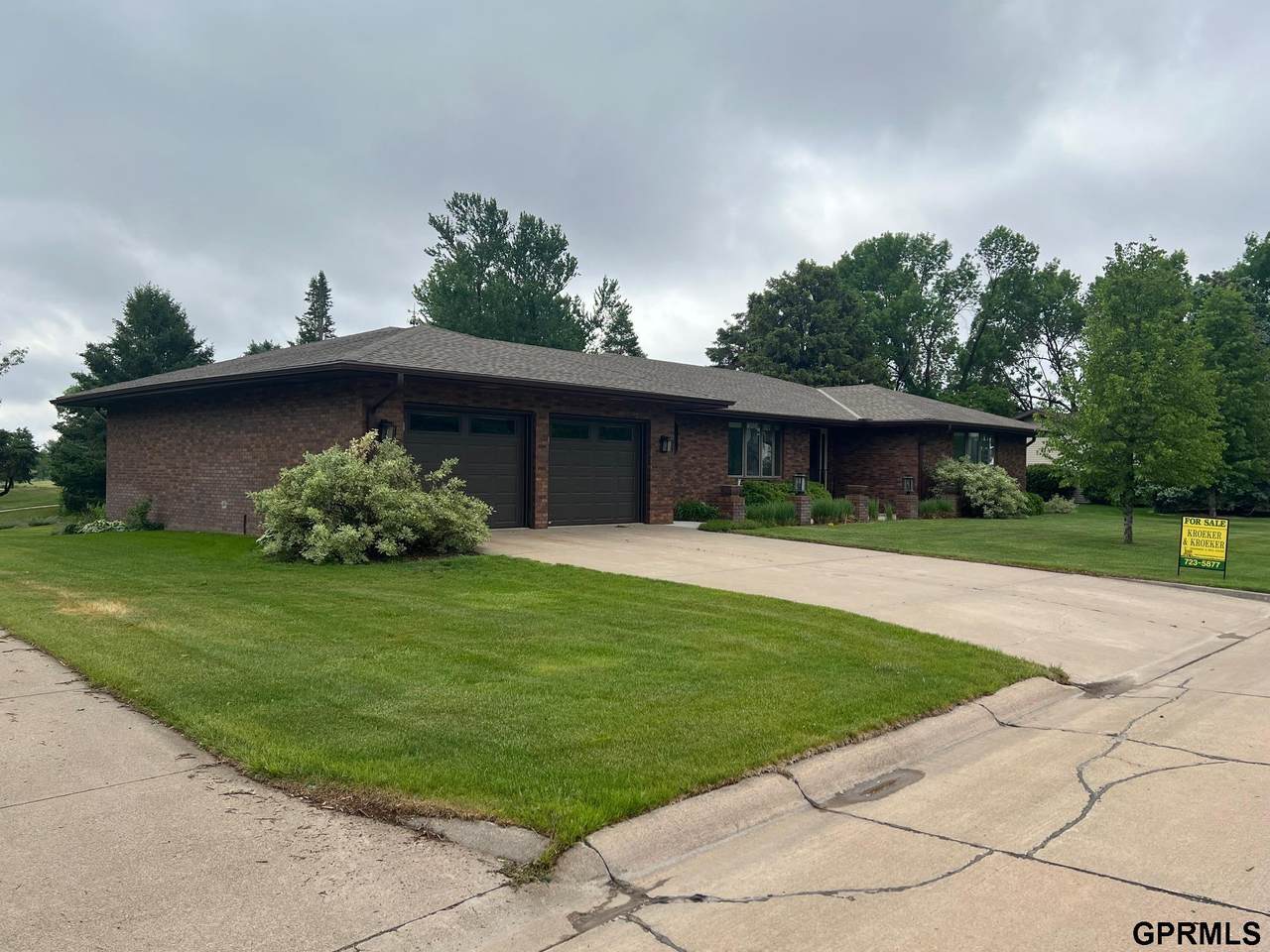 802 Parkview Drive - Photo 1