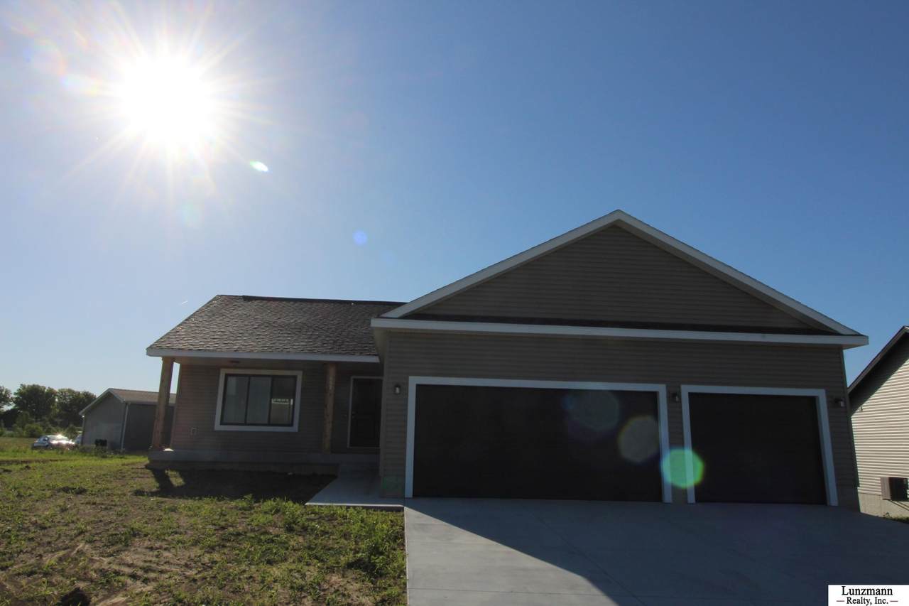 652 Shawnee Boulevard - Photo 1