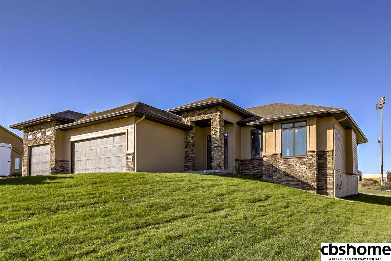 506 Brentwood Drive - Photo 1