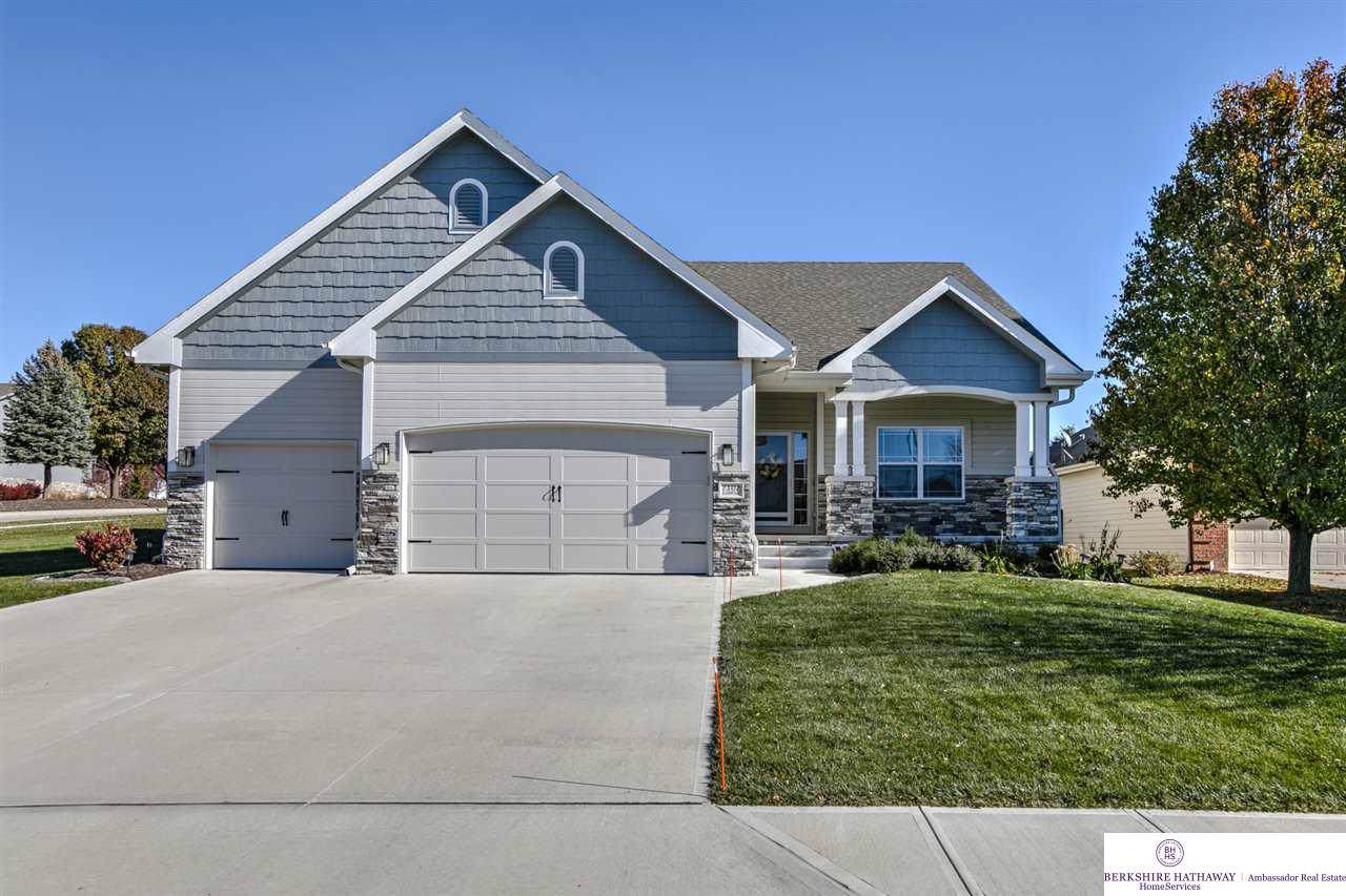 7107 100 Circle - Photo 1