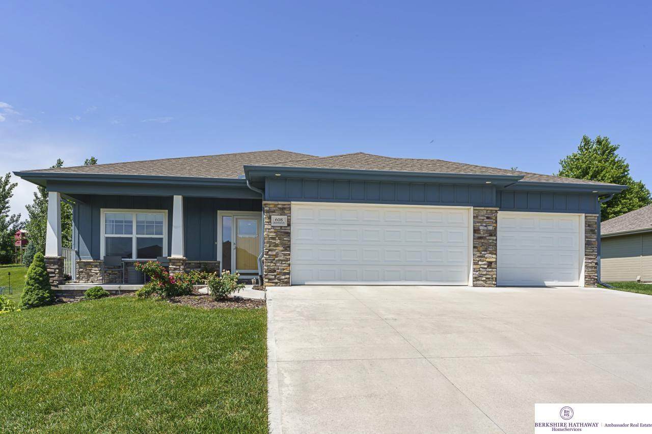 608 Brentwood Drive - Photo 1