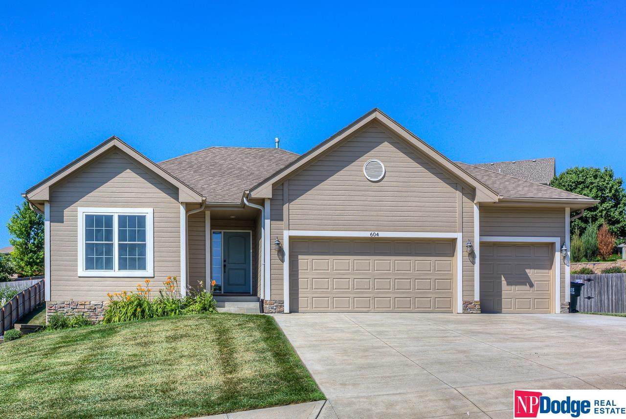 604 16 Street - Photo 1