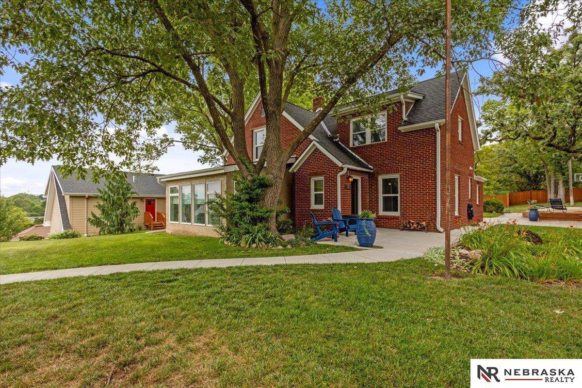 718 Avenue E - Photo 1