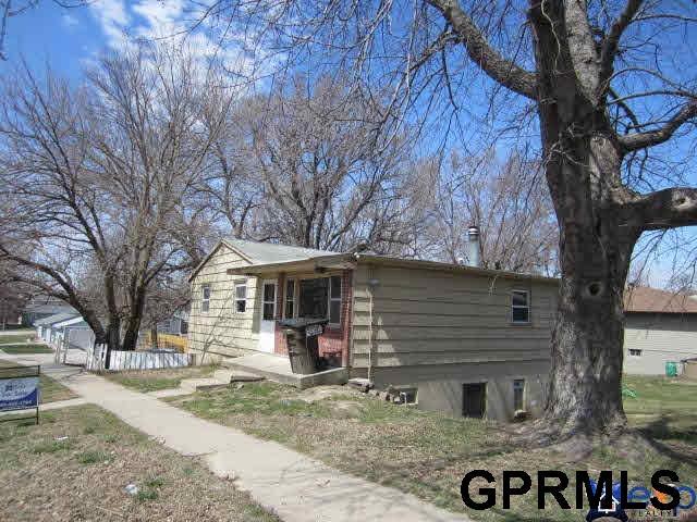 900 902 Dawes Avenue - Photo 1
