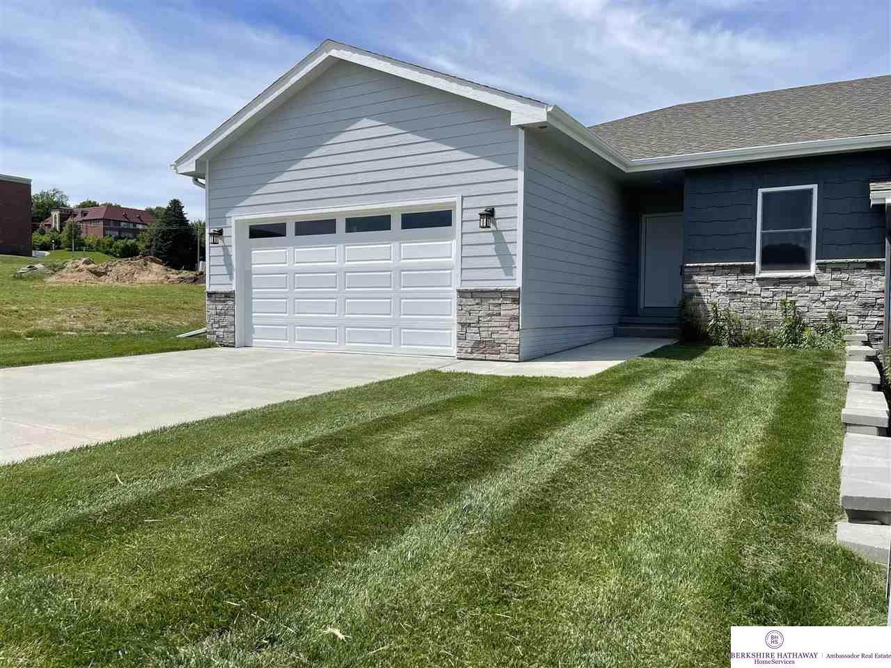 2712 Viking Circle - Photo 1