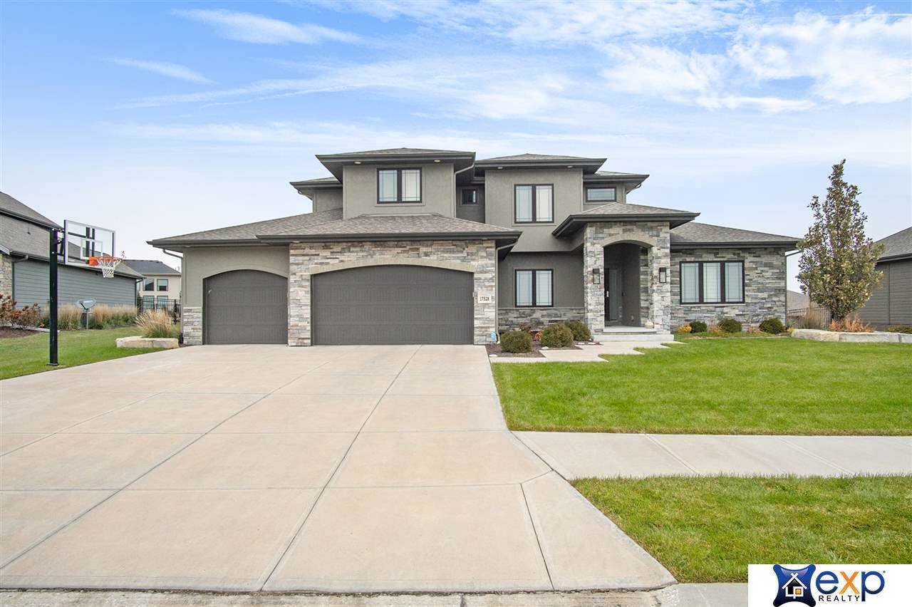 17528 Summit Drive - Photo 1