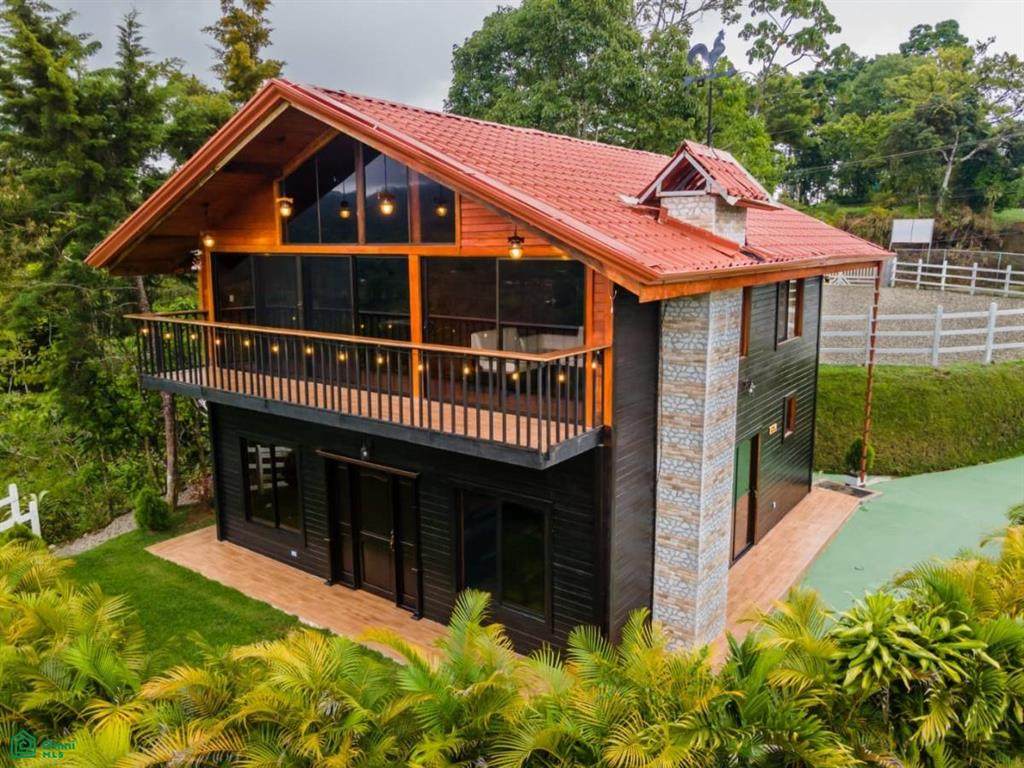  Two-Story Cozy Cabin in Agua Buena, San Vito - Photo 1