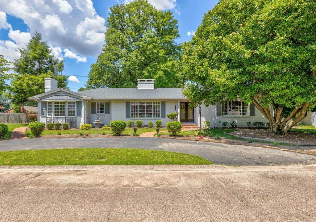 1634 Sherwood Drive - Photo 1