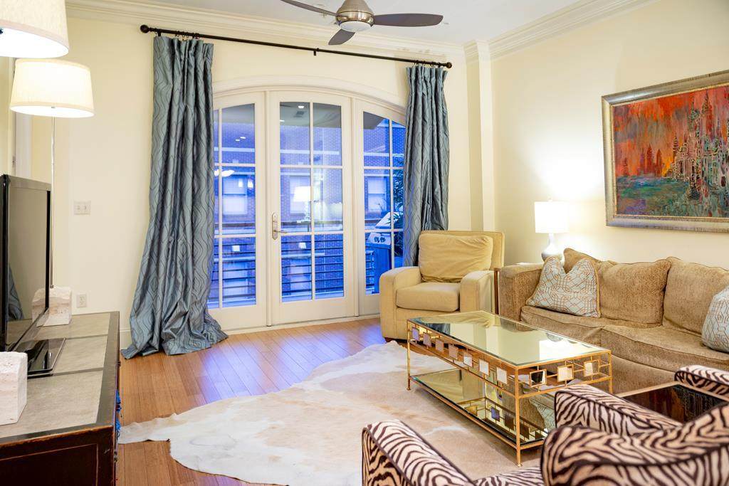 1403 Van Buren #303 - Photo 1