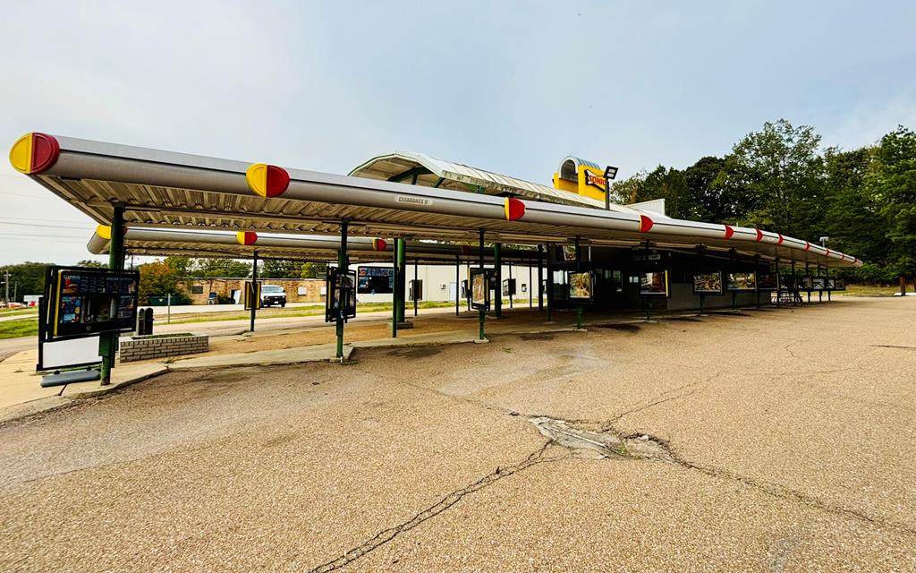 210 W. Calhoun Street - Photo 1