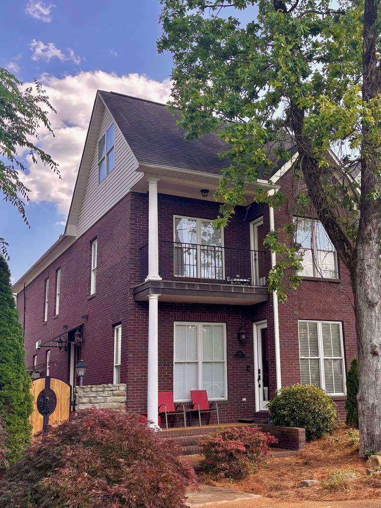 633 Bickerstaff Ln - Photo 1