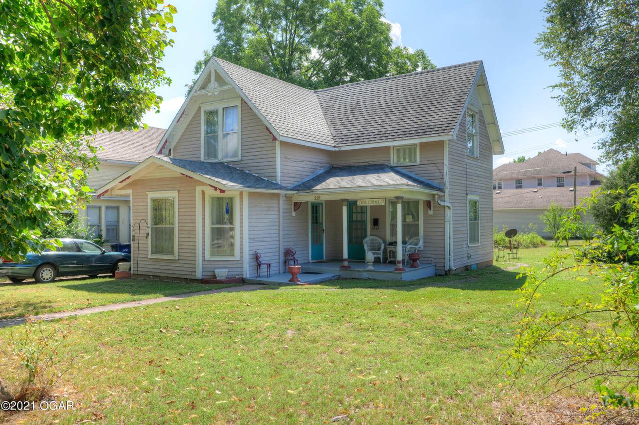 221 9th Street - Photo 1