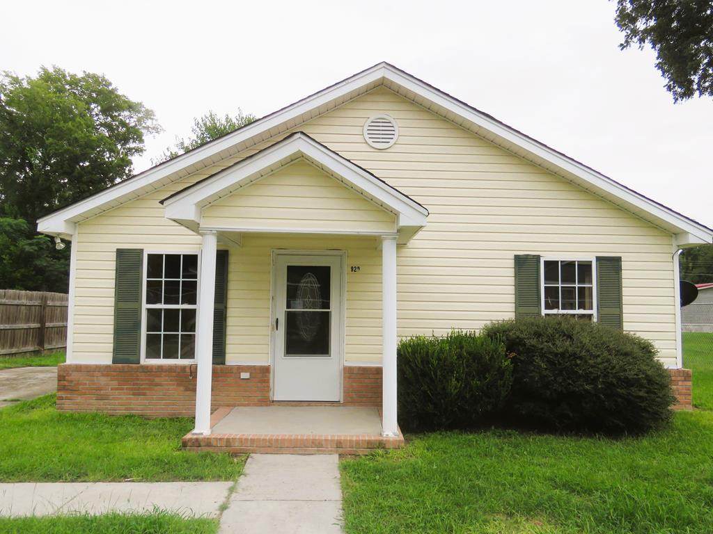 920 Woods St - Photo 1