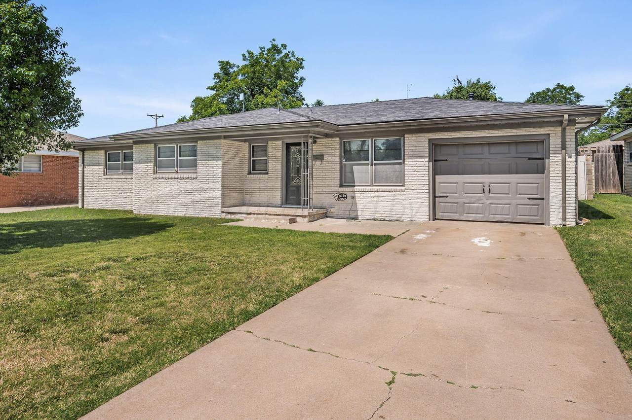 2207 Chestnut Dr - Photo 1