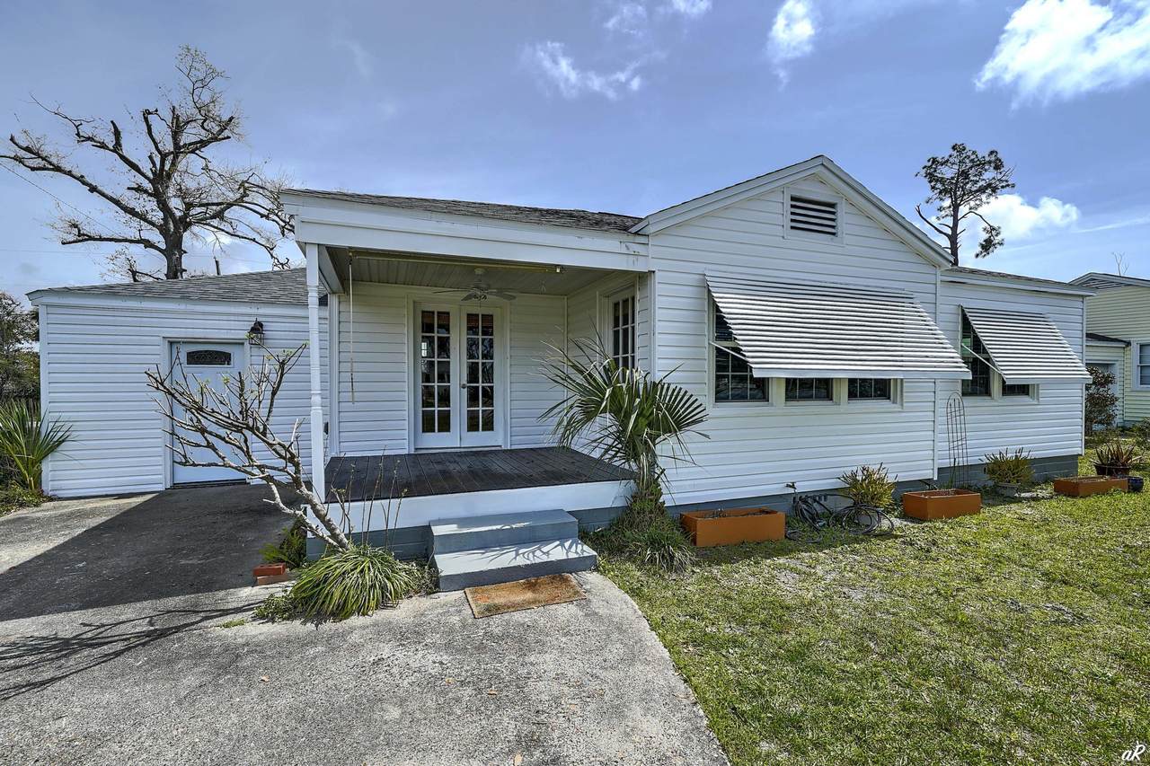 216 Cove Boulevard - Photo 1