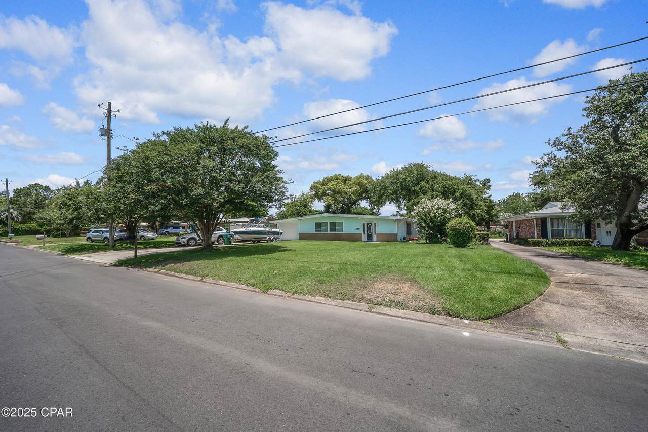 219 Woodlawn Drive - Photo 1