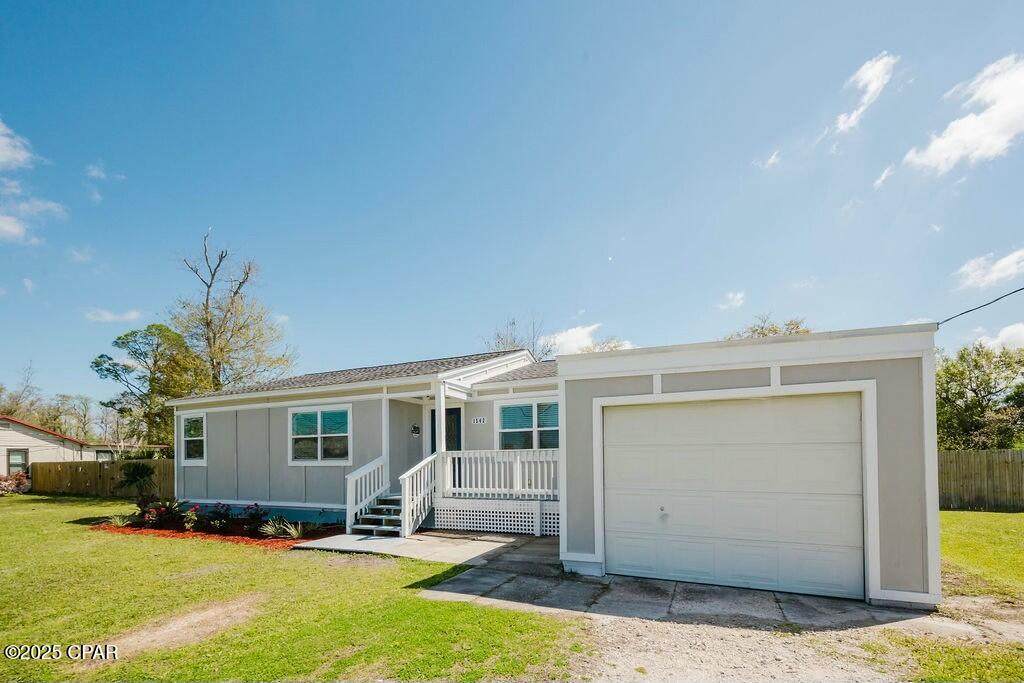 1542 Oak Avenue - Photo 1