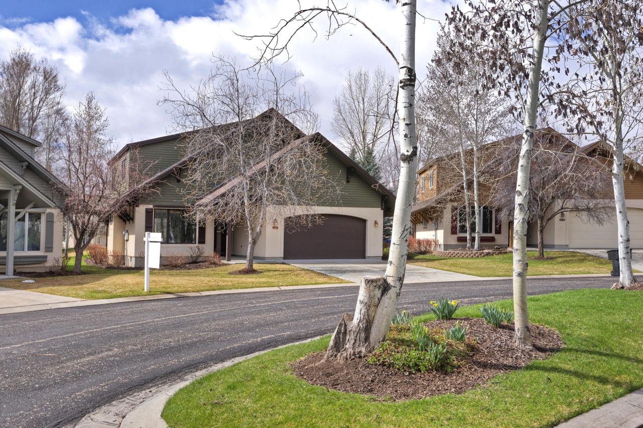 41 Village Circle - Photo 1
