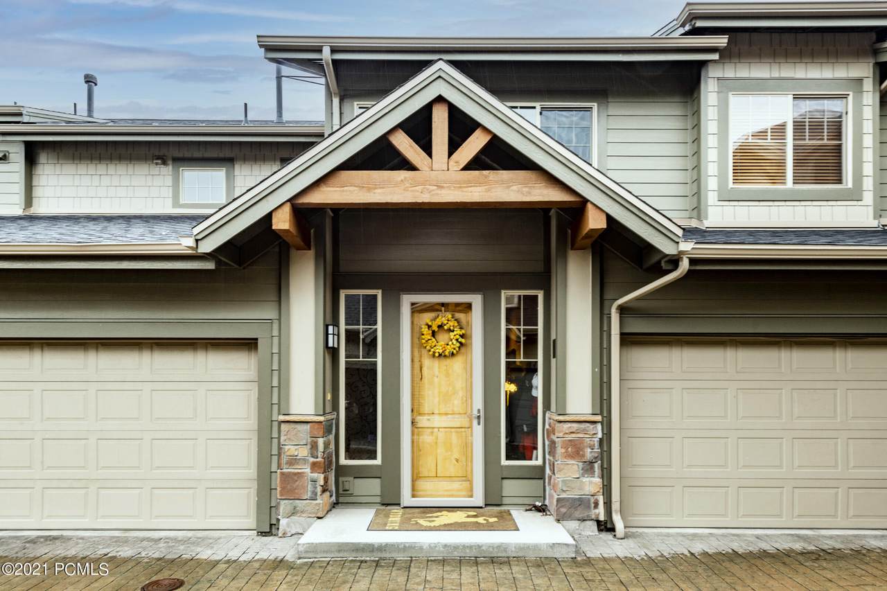 6180 Fox Pointe Circle - Photo 1
