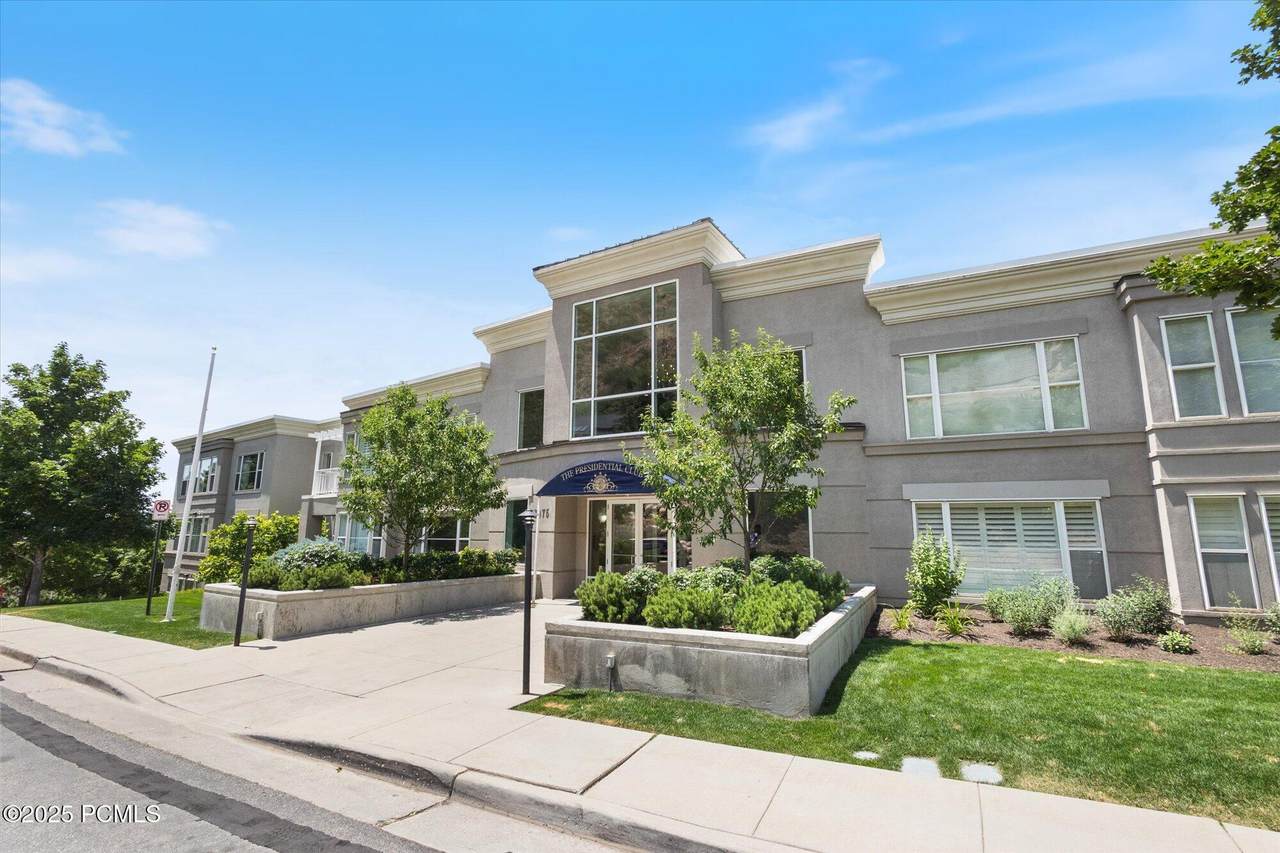 3075 Kennedy Dr Drive - Photo 1