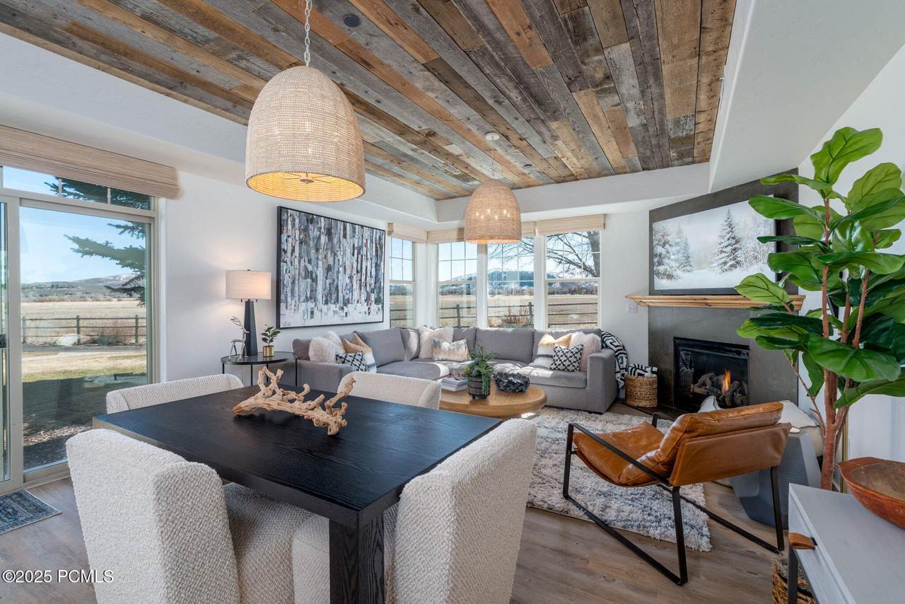 6095 Fox Pointe Circle - Photo 1