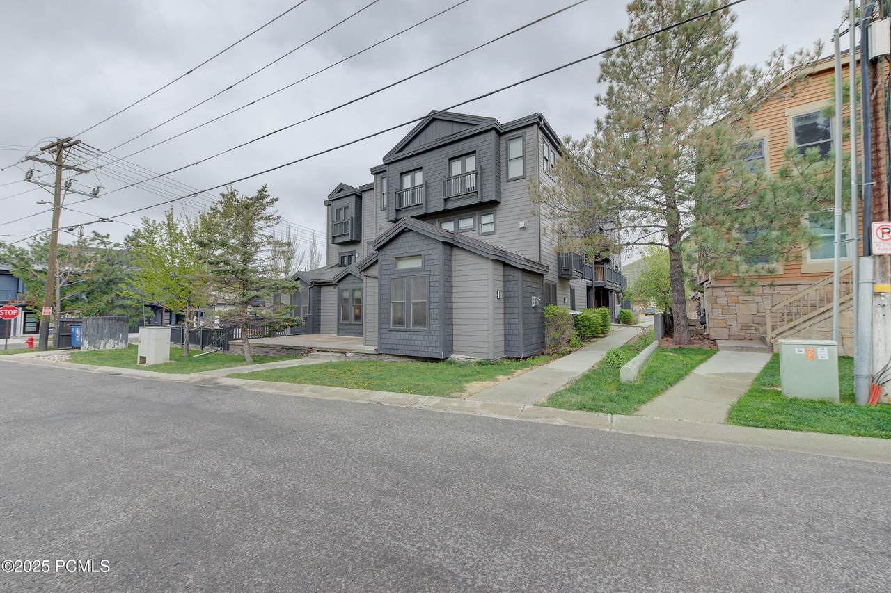 1499 Park Avenue - Photo 1