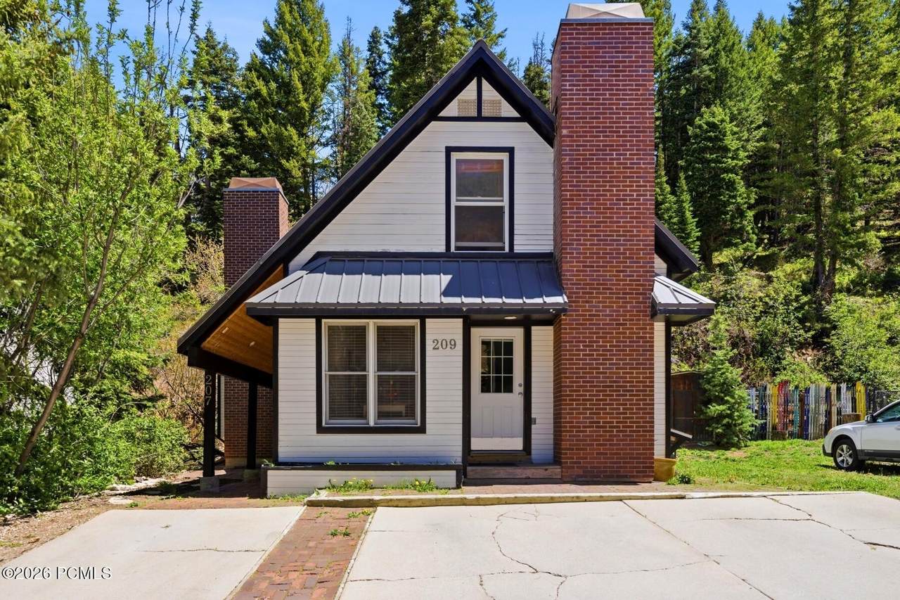 207 Daly Avenue - Photo 1