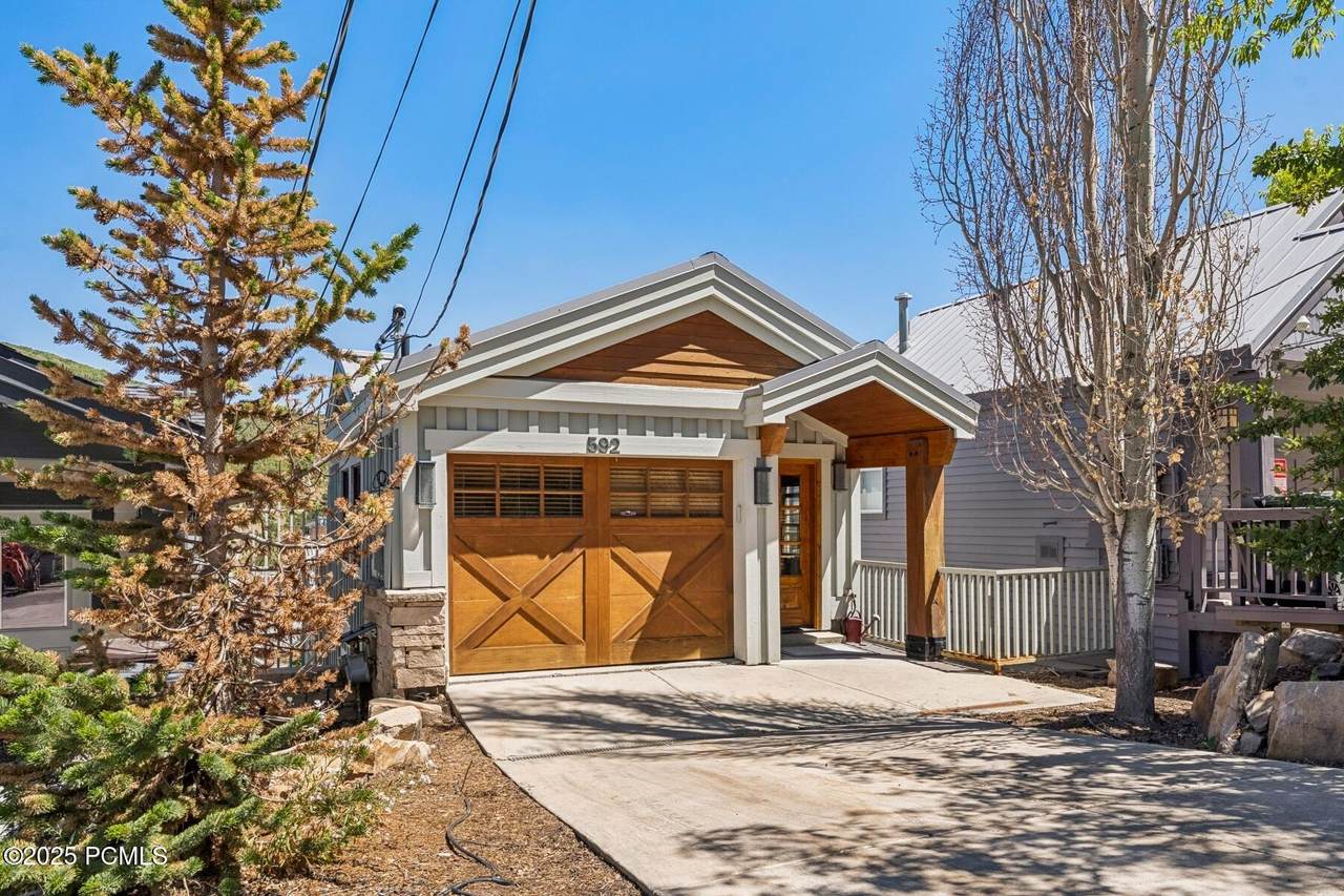 592 Woodside Avenue - Photo 1