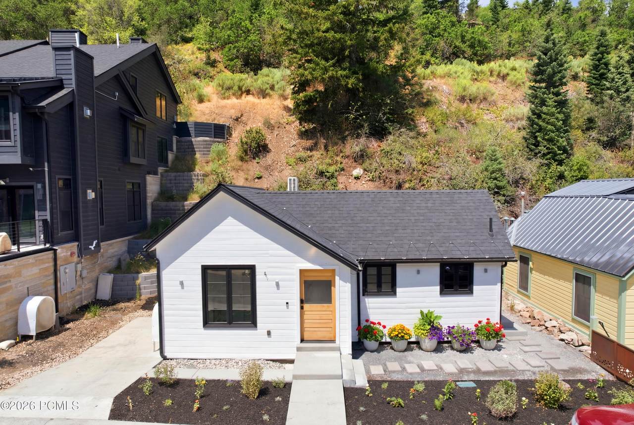 180 Daly Avenue - Photo 1