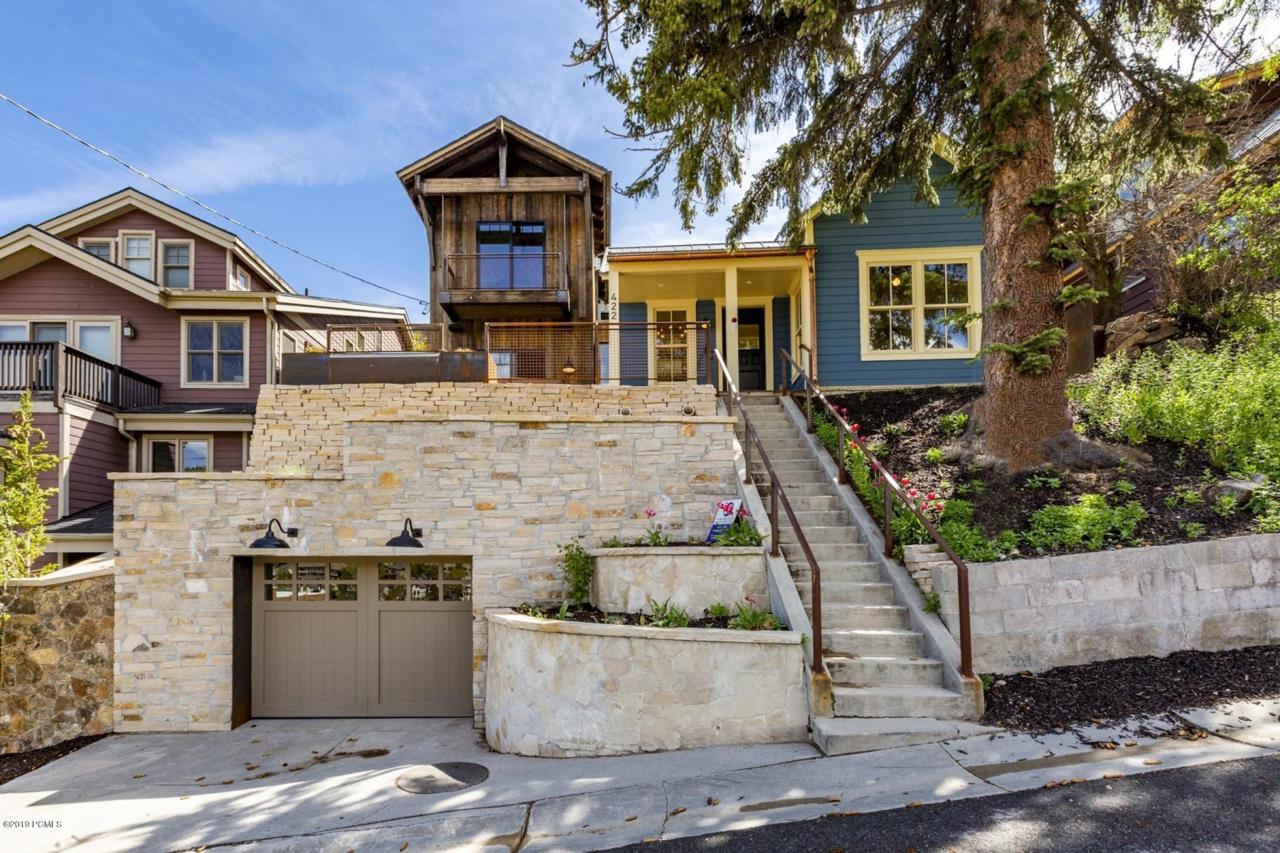 422 Ontario Avenue - Photo 1