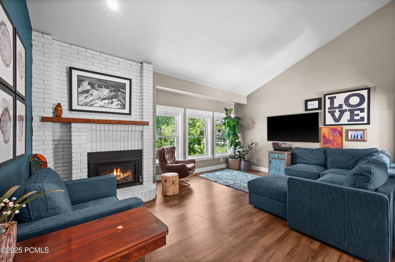 5825 Kingsford Avenue - Photo 1