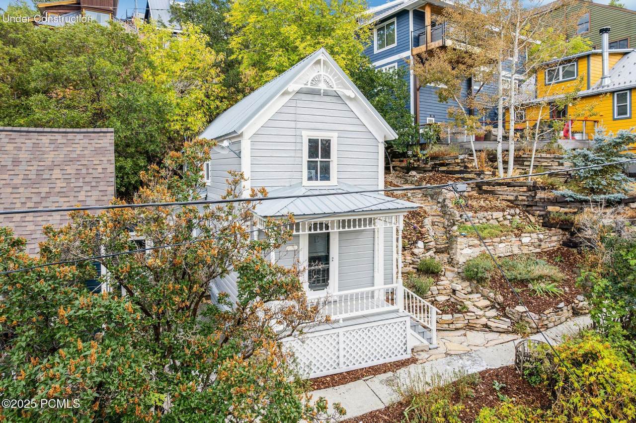 413 Ontario Avenue - Photo 1