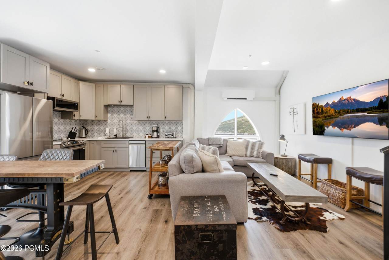 424 Park Avenue - Photo 1