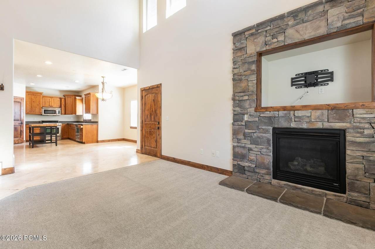 1116 455 W - Photo 1