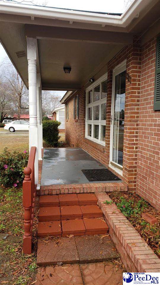 1027 Lake Dr - Photo 1