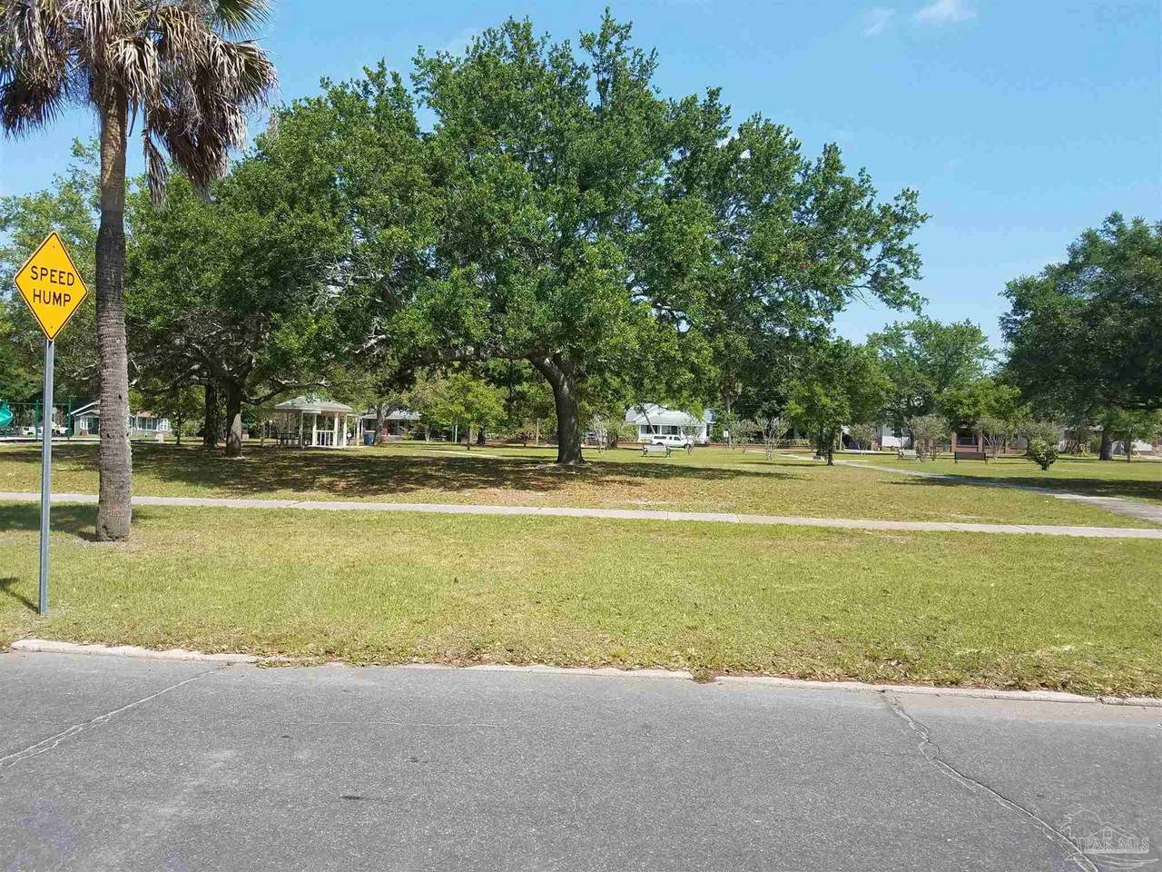 1113 Gonzales St - Photo 1