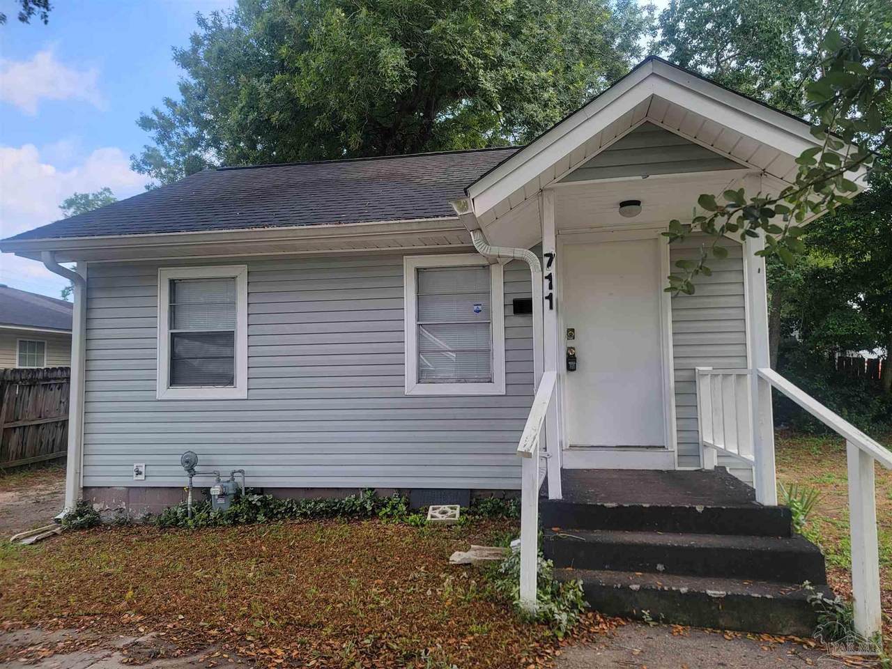 711 Gregory St - Photo 1