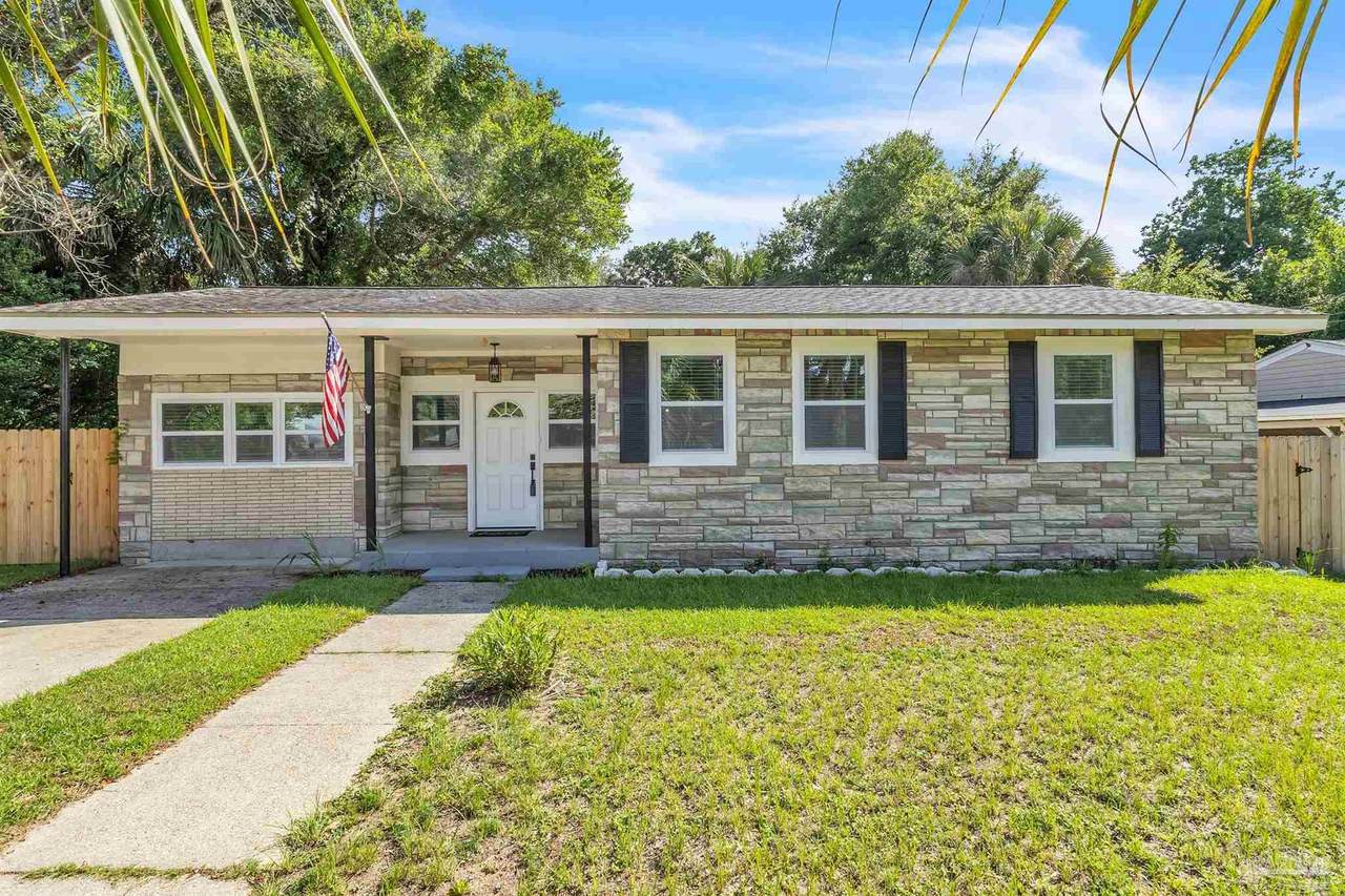 205 Hermey Ave - Photo 1