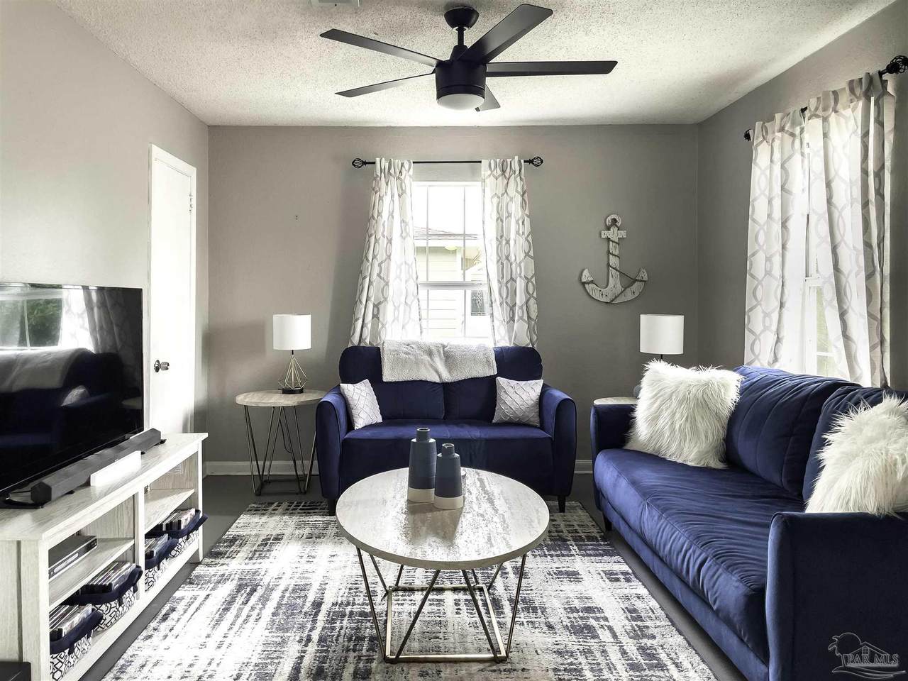 4908 Ravenswood Ave - Photo 1