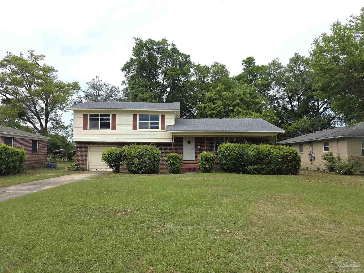 1402 Leonard St - Photo 1