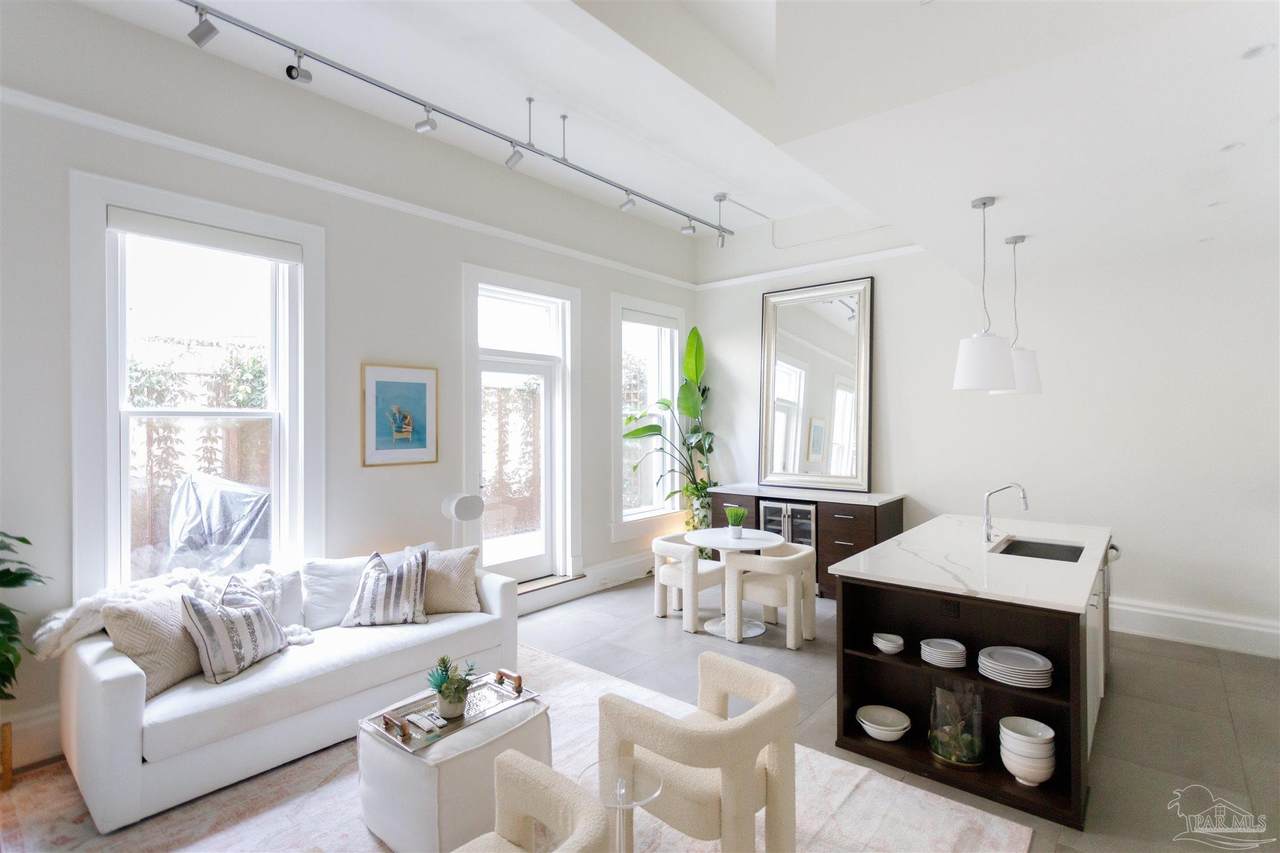 17 Palafox Pl - Photo 1