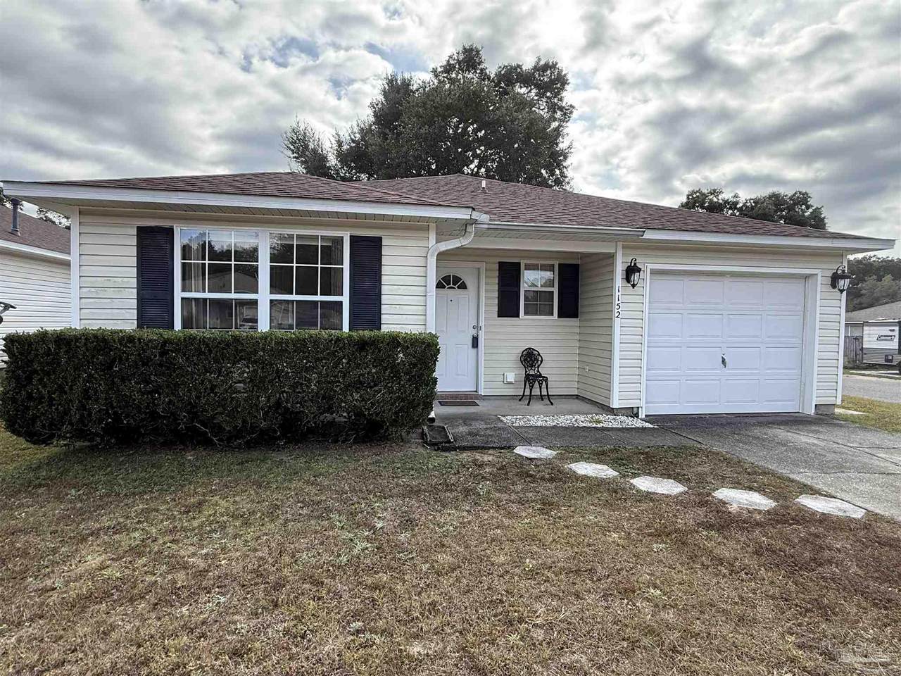 1152 Simpson St - Photo 1