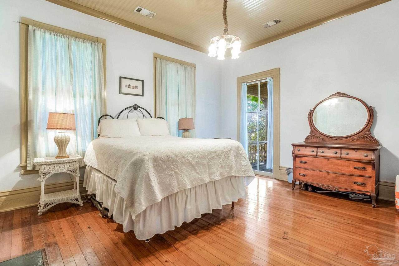 1017 Palafox - Photo 1