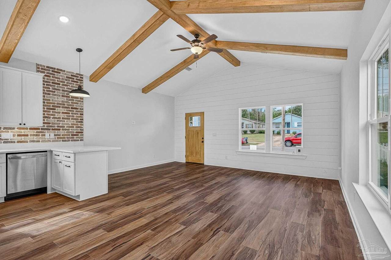 1106 E St - Photo 1