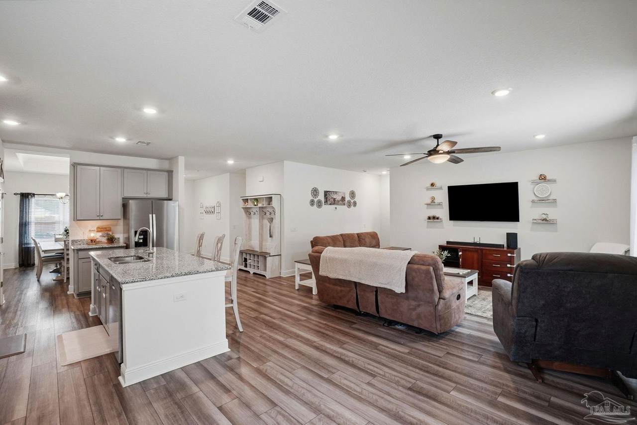 6203 Carson Dr - Photo 1