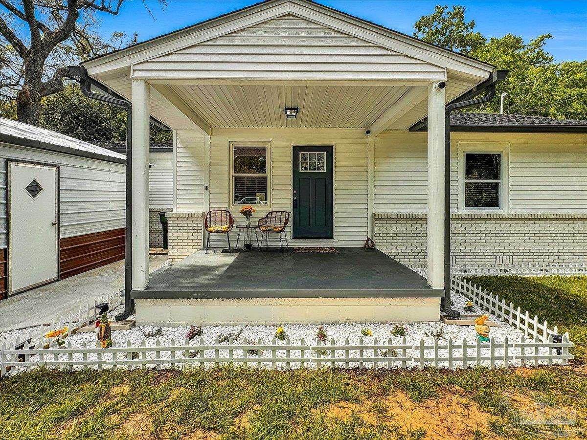 202 Henry St - Photo 1