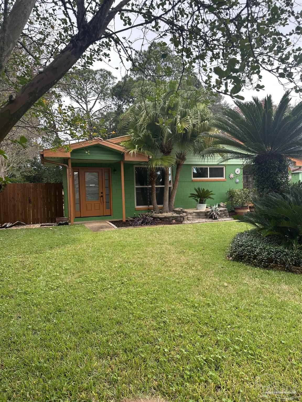 207 California Dr Ne - Photo 1