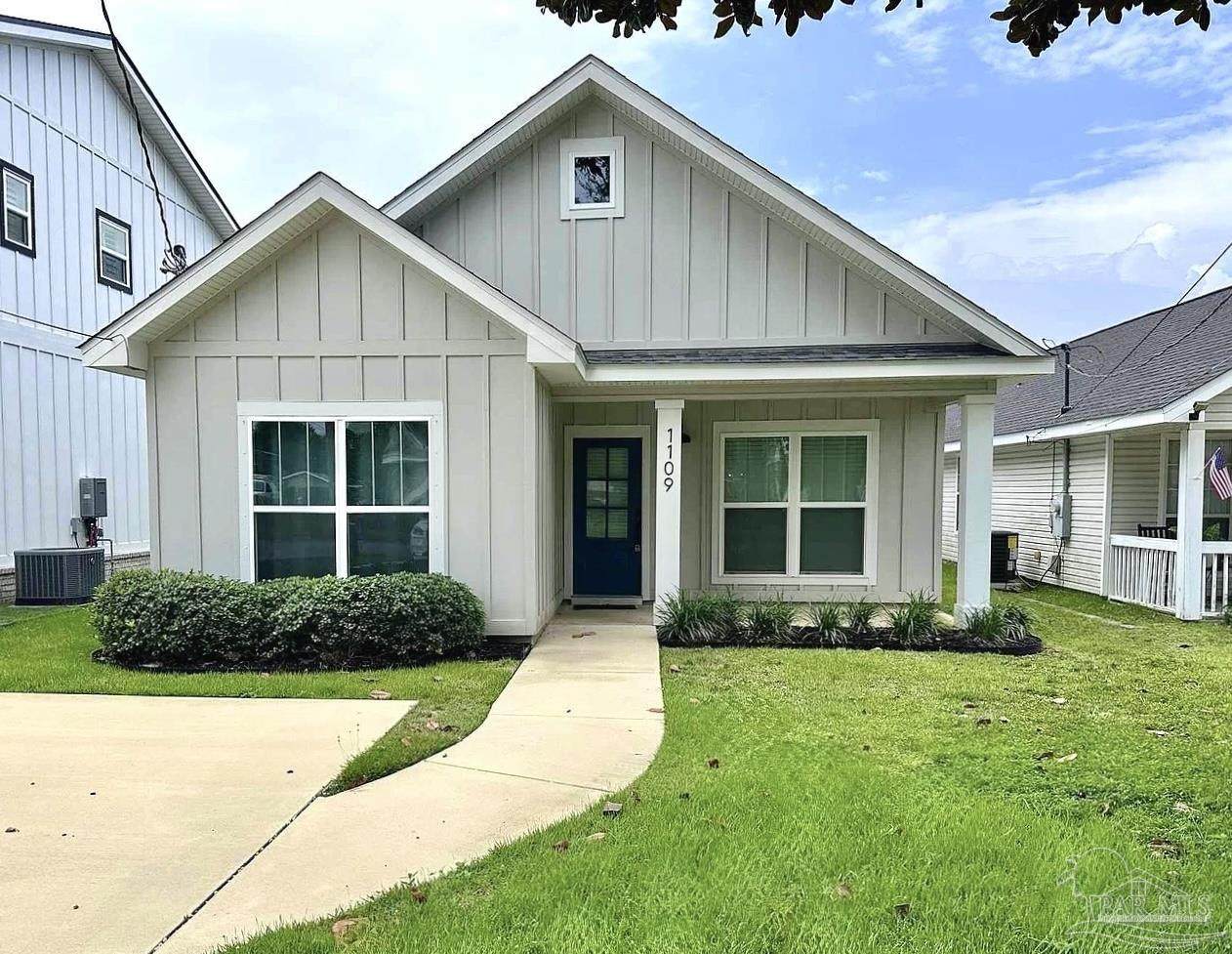 1109 Leonard St - Photo 1